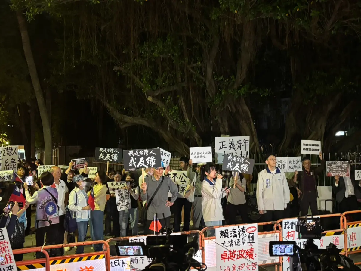 ▲國民黨今（18）日晚間八點，在捷運小南門站1號出口集結，「戰獨裁站出來、反抗民主黑牢」。