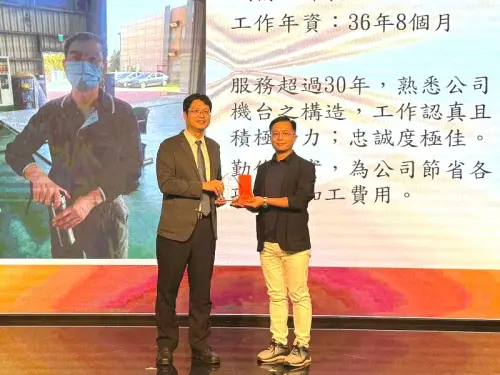 ▲產業園區管理局台中分局副分局長王振權(左)頒贈獎座予盛輪機器公司模範勞工邱華滿課長(右)。(圖／產業園區管理局提供)