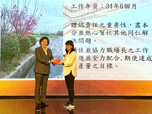 ▲台灣加工出口區光學及精密儀器工業同業公會理事長吳淑品(左)頒贈獎座予台灣佳能公司模範勞工林淑女(右)。(圖／產業園區管理局提供)
