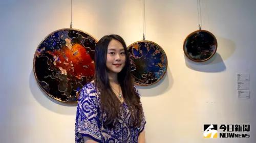 ▲陳聖萱以「樹酯」作為媒介，實驗不同媒材撞擊的視覺與觸覺，賦予畫面立體與層次和神秘的光芒。（圖／記者陳美嘉攝，2025.04.18）