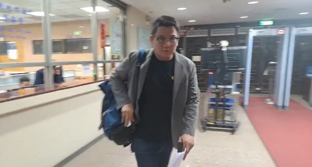 ▲國民黨台北市黨部主委黃呂錦茹委任律師，晚間8點多抵達北檢準備開庭。（圖／翻攝畫面）