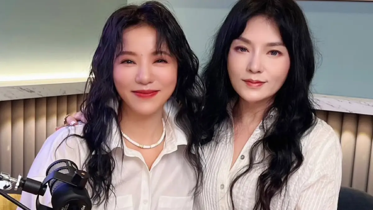 ▲國師唐綺陽（右）上傳了一張和歌手丁噹（左）的合照，照片中兩人不僅身穿同色系衣服、連髮型都一樣，就像一對雙胞胎一樣。（圖／唐綺陽占星幫 臉書）