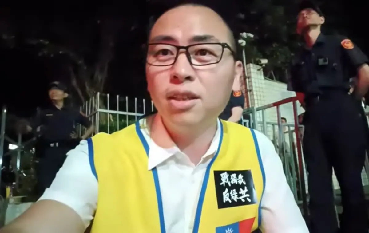 ▲國民黨今（18）日晚間八點再集結，在捷運小南門站1號出口，「戰獨裁站出來、反抗民主黑牢」，新黨游智彬也到現場力挺，在直播中辛辣開嗆。（圖／截自游智彬YouTube頻道）