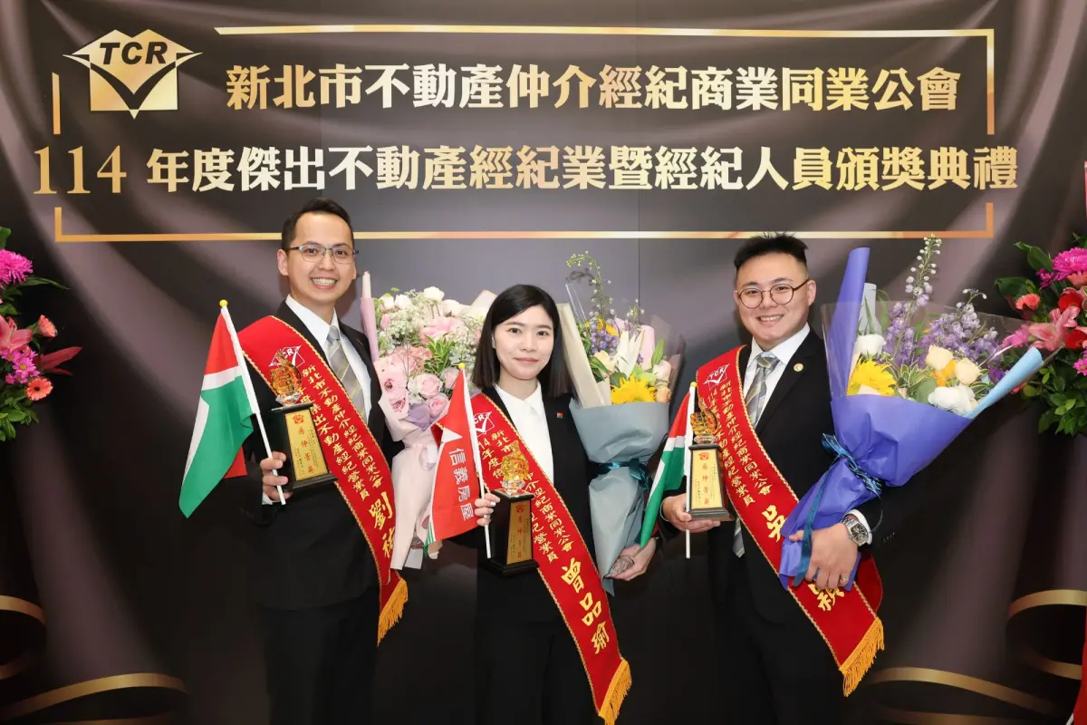 ▲信義房屋旗下三位同仁榮獲2025年新北市傑出不動產經紀業暨人員肯定。左起：淡水重劃店主任劉祐麟榮、汐止站前店專案經理曾品瑜、三峽北大店專案經理吳冠穎。（圖／信義房屋提供）