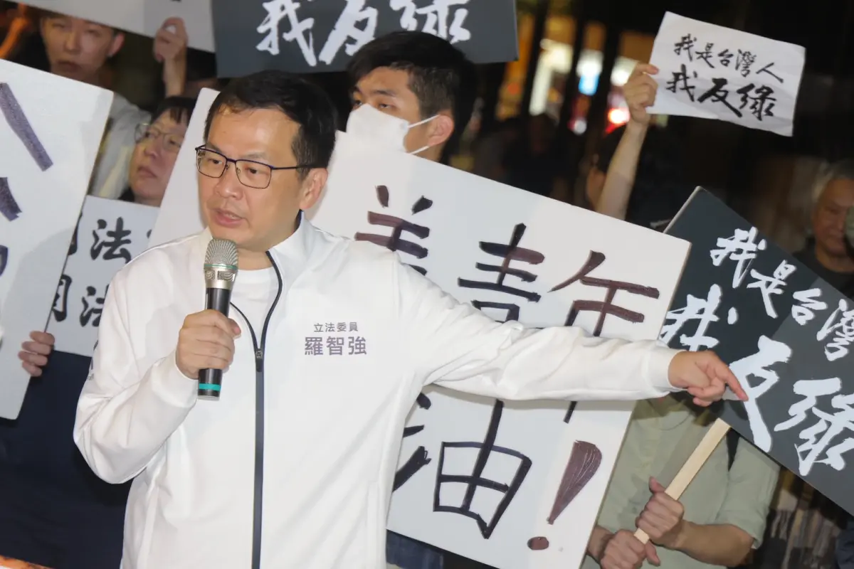 ▲國民黨立委羅智強今（18）晚在北檢外聲援黃呂錦茹。（圖／NOWnews攝影）