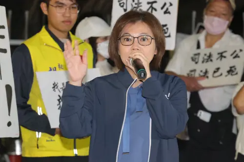 昨激情抗議推倒拒馬！她高呼「真的很爽」揚言未來推倒民進黨

