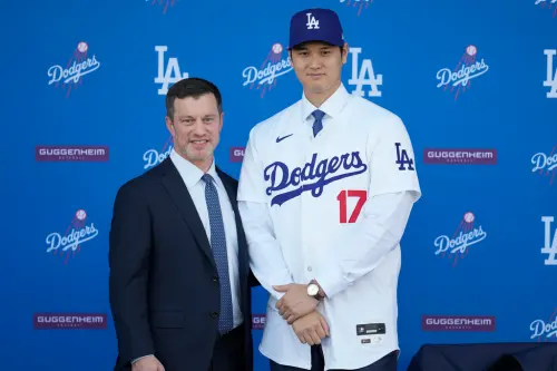 道奇棒球事務部總裁Andrew Friedman操盤獲得肯定,管理層被選為大聯盟第一,外界認為他們在玩「有錢版魔球」。 ▲道奇隊棒球營運總裁Andrew Friedman(左)談到佐佐木朗希的肩傷,認為不是大問題,球隊會陪他一起面對傷勢。(圖/美聯社/達志影像)