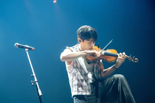 ▲▼LUCY演唱會開場前，先由辛禮讚（上）跟趙元祥（下）帶來《帕格尼尼第24號隨想曲》。（圖／網銀國際影視））