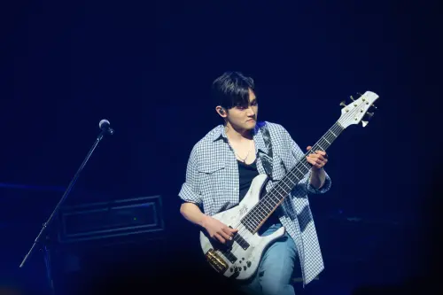 ▲▼LUCY演唱會開場前，先由辛禮讚（上）跟趙元祥（下）帶來《帕格尼尼第24號隨想曲》。（圖／網銀國際影視））