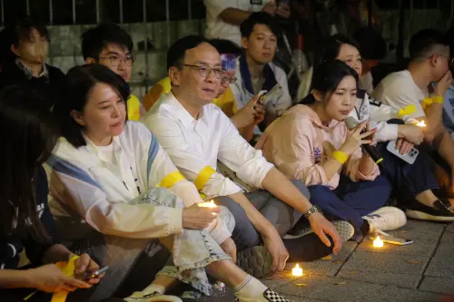 快訊／保留體力改靜坐！國民黨點亮燈光　喊「為正義而戰永不累」
