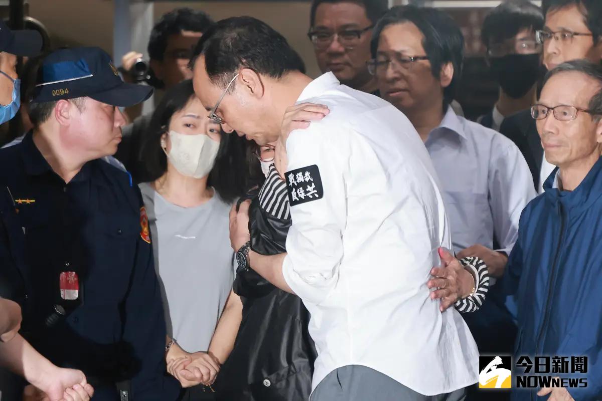 ▲ 國民黨台北市黨部主委黃呂錦茹無保請回，黨主席朱立倫在外面迎接。（圖／記者葉政勳攝 , 2025.04.19）