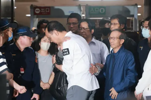 國民黨不花一毛錢接回黃呂錦茹!朱立倫北院外親迎 ▲黃呂錦茹走出台北地院大門時,朱立倫上前握手並在她耳邊說「先回去休息」。(圖/記者葉政勳攝)
