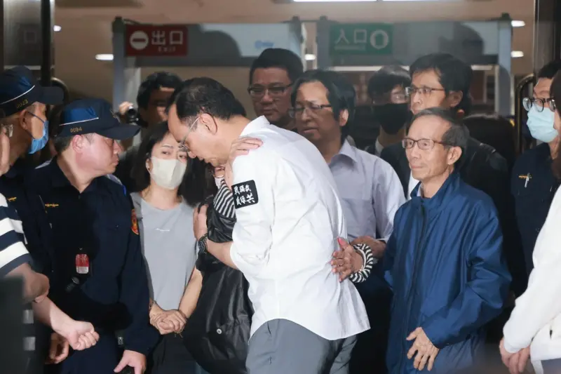 ▲黃呂錦茹走出台北地院大門時,朱立倫上前握手並在她耳邊說「先回去休息」。(圖/記者葉政勳攝)