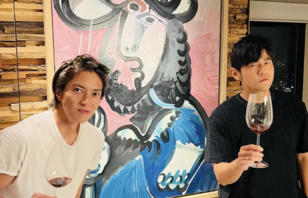 ▲日本男星山下智久（左）近日低調訪台，昨（18）日深夜更是合體周杰倫（右）打卡他位於大安區的豪宅，後續前往咖啡廳走「跑咖行程」被粉絲直擊，還掀起網友暴動。（圖／IG jaychou）