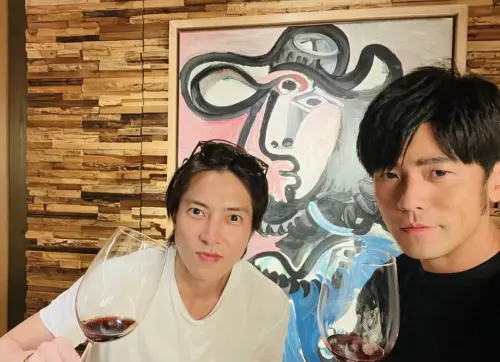 ▲周杰倫（右）大方邀請山下智久（左）在家中飲酒欣賞收藏品。（圖／IG jaychou）
