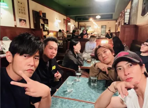 ▲周杰倫（左1）和山下智久（右1）深夜連跑兩家咖啡店。（圖／IG jaychou）