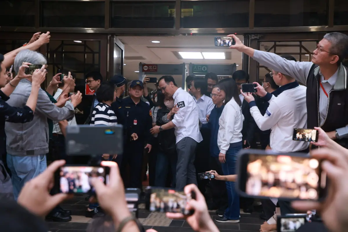 ▲國民黨主席朱立倫在台北地院外親自迎接台北市黨部主委黃呂錦茹出來。（圖／記者葉政勳攝）