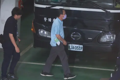 ▲國民黨台北市黨部書記長初文卿遭收押上囚車。（圖／記者葉政勳攝）