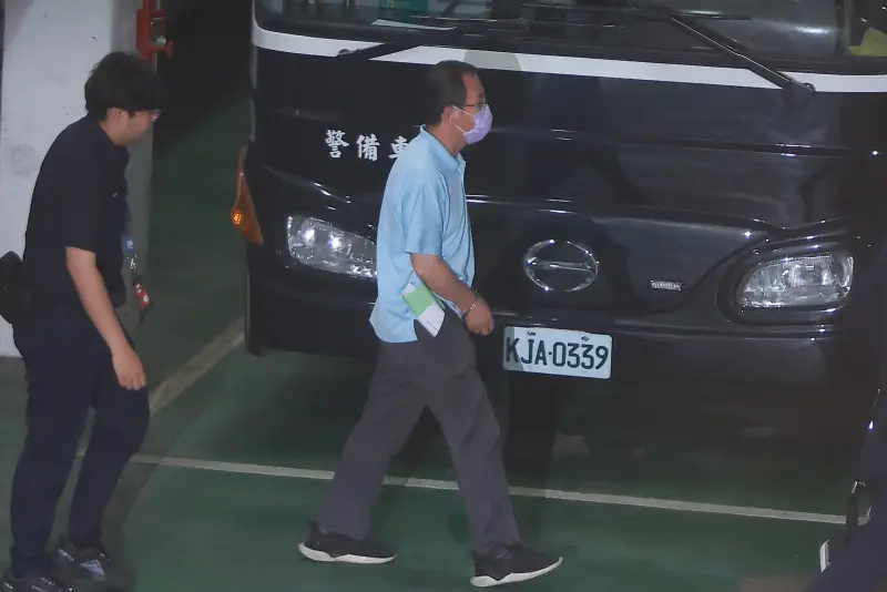 ▲國民黨台北市黨部書記長初文卿遭收押上囚車。(圖/記者葉政勳攝)