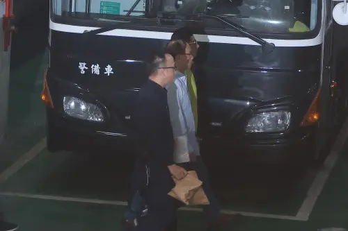 ▲國民黨台北市黨部黨部總幹事姚富文（內側綠衣男）遭收押上囚車。（圖／記者葉政勳攝）