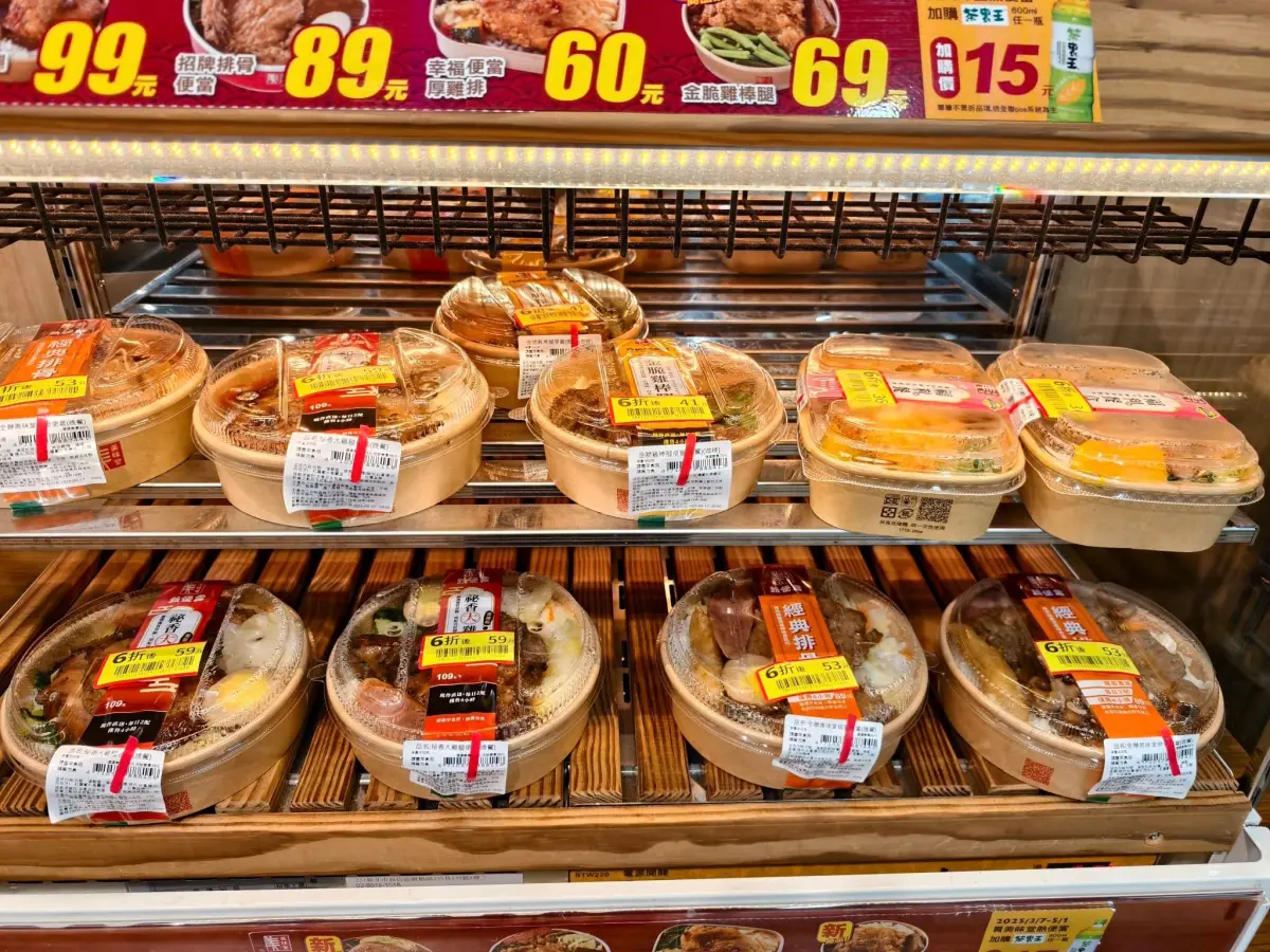 ▲全聯便當系列過去非常火紅，高CP值深受小資族青睞，不過近日卻有民眾直擊看到整排便當打6折的情況，引起討論。（圖/我愛全聯好物老實說）