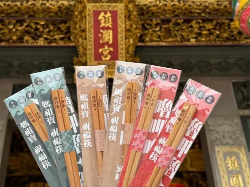 ▲尬鍋將隨餐送出媽祖保庇祝福筷、祈福卡。（圖／王品提供）