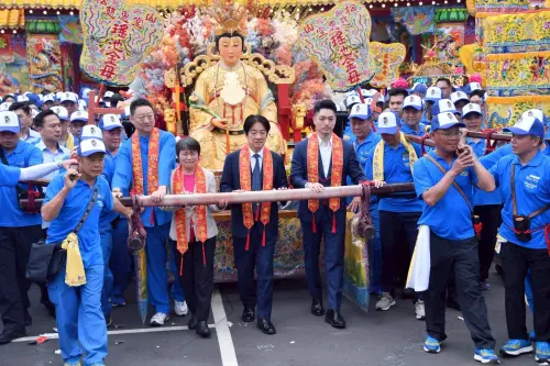▲台北市長蔣萬安（右）、總統賴清德（中）、內政部長劉世芳一同前往松山慈惠堂，參加2025年母娘文化季「羅天大醮米龍開光暨保民繞境嘉年華起駕儀式」。（圖／北市府提供）