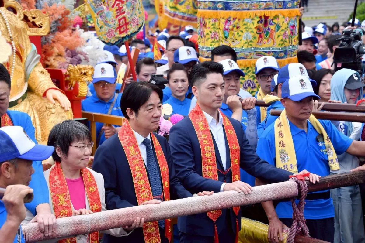 ▲台北市長蔣萬安（右）、總統賴清德（中）、內政部長劉世芳一同前往松山慈惠堂，參加2025年母娘文化季「羅天大醮米龍開光暨保民繞境嘉年華起駕儀式」。（圖／北市府提供）