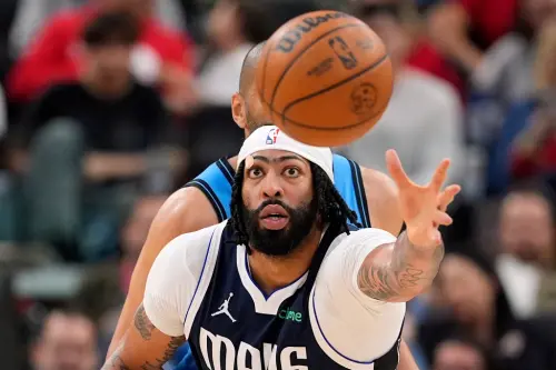 影／Anthony Davis傷退！獨行俠GM神情耐人尋味　球迷：這啥表情
