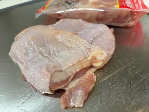 ▲雞肉,雞腿排,真空包裝,生雞肉。（圖／記者徐銘穗攝）