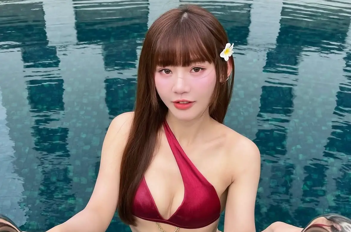 ▲味全龍啦啦隊隊長「小映」廖映慈近日前往泰國旅遊，並在昨（18）日曬出在泰國拍的比基尼照，大秀女神的超狂水蛇腰及事業線，也讓粉絲瘋狂直喊犯規！（圖／小映 IG）