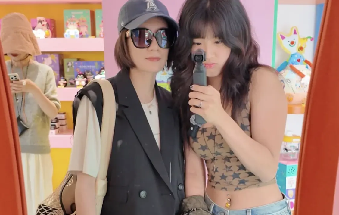 ▲賈靜雯（左）和女兒梧桐妹（右）逛街，和女兒火辣的打扮呈現強烈對比。（圖／翻攝自梧桐妹IG）