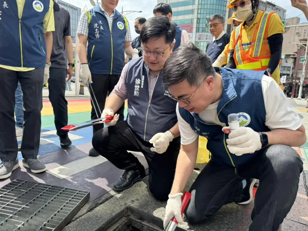 ▲彭啓明（圖右）指出，環境整潔衛生是國家發展的基礎力，攸關公共健康與生態保護，今年地球日的三大行動分別是「街道更乾淨」、「菸蒂不落地」與「巡、倒、清、刷」落實防治登革熱。（圖／環境部提供）