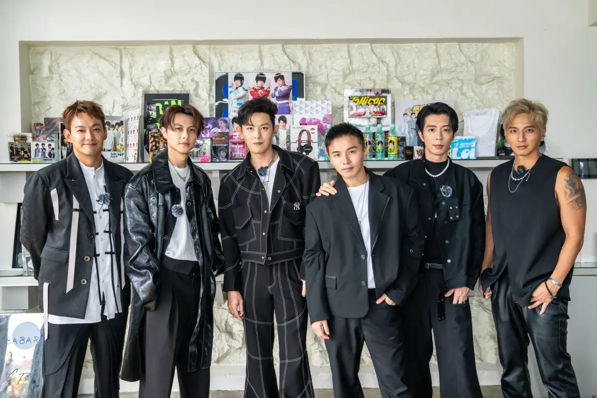 ▲跨世代男團「Lollipop棒棒堂」今（19）日晚間將登上KKBOX風雲榜！睽違15年登上萬人舞台，成員阿緯不惜宣布「暫時退出副業工作」準備演出，自信放話不跳錯、不唱錯、不落拍。（圖／翻攝敖犬臉書）