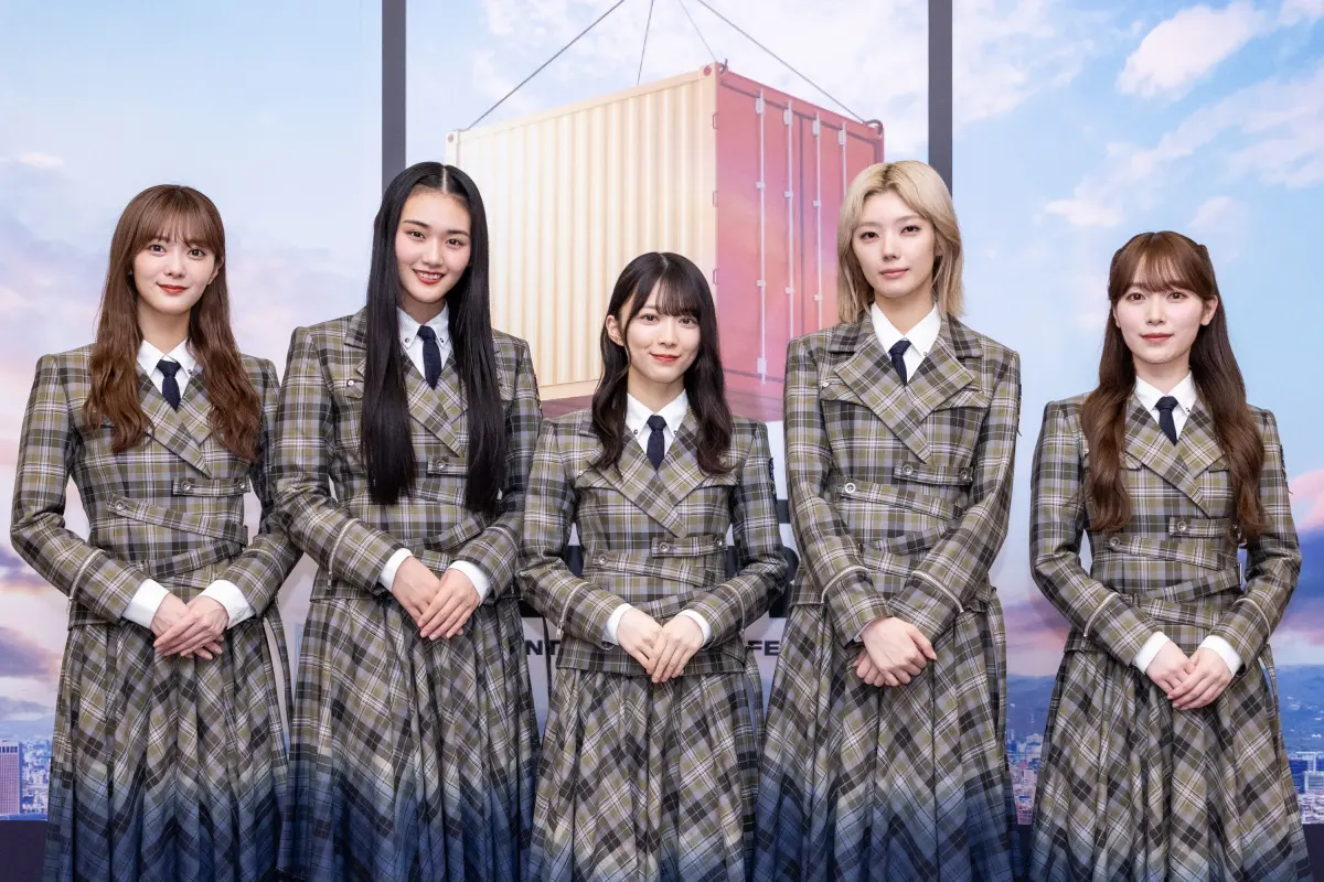 ▲櫻坂46成員田村保乃（左起）、山崎天（山﨑天）、森田輝、藤吉夏鈴、守屋麗奈來台，開心跑去公園玩復健神器。（圖／好玩國際文化）