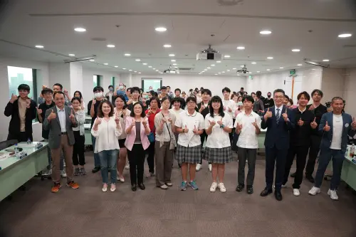 NOWnews跨世代論壇登場　閱讀器取代沉重書包
