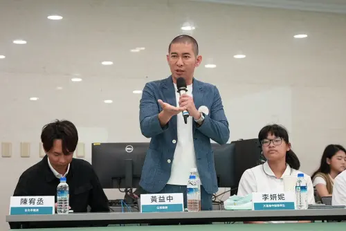 公民老師黃益中出席論壇活動。(圖/記者王郁勳攝) ▲公民老師黃益中出席論壇活動。(圖/記者王郁勳攝)