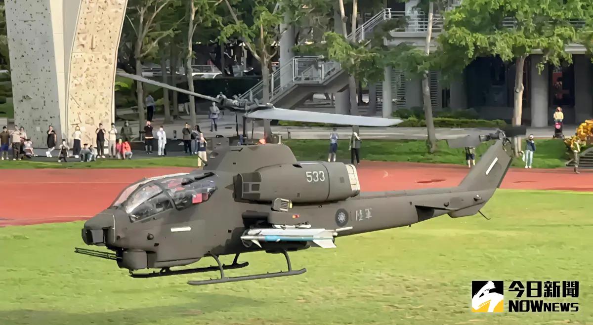 ▲台灣國際模型公開賽，國防部與逢甲大學攜手推動全民國防教育，航特部602旅眼鏡蛇攻擊直升機降落操場。（圖／記者莊全成攝，2025.04.19）