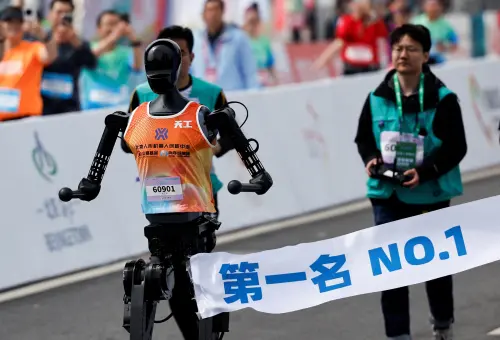 ▲機器人冠軍選手是「天工」,他花了2小時40分跑完全程。(圖/路透/達志影像) ▲機器人冠軍選手是「天工」,他花了2小時40分跑完全程。(圖/路透/達志影像)