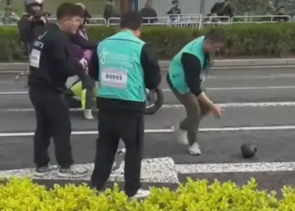 ▲機器人只顧奔跑,頭掉了留給其他工作人員去撿。(圖/翻攝微博)