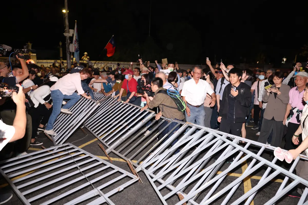 ▲朱立倫號召群眾到北檢抗議，陳玉珍說，很多年輕人都覺醒了。（圖／嚴俊強攝，2024.04.17）