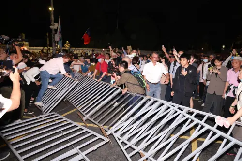 朱立倫號召群眾集結北檢抗議！陳玉珍見這幕超嗨：年輕人都覺醒了
