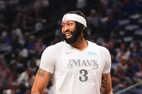 ▲根據《ESPN》記者Shams Charania報導，達拉斯獨行俠球星Anthony Davis已於休賽季期間接受治療右眼視網膜脫落的視網膜修復手術。（圖／美聯社／達志影像）