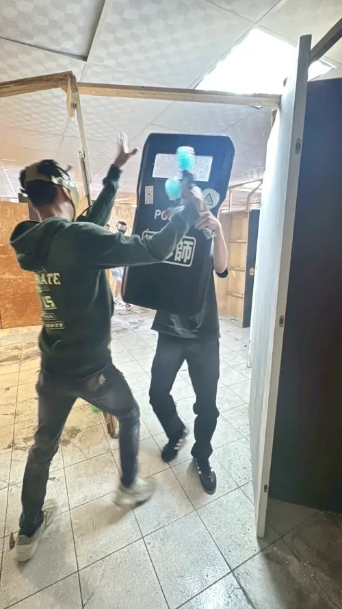 ▲學員們認真入迷、精彩對戰,攝影師不畏艱難持盾牌穿梭彈雨中拍攝取鏡。(圖/高市少年隊提供) ▲學員們認真入迷、精彩對戰,攝影師不畏艱難持盾牌穿梭彈雨中拍攝取鏡。(圖/高市少年隊提供)