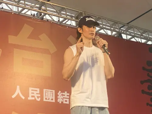 ▲波特王現身力挺罷藍委，上台稱像自己內向的害羞的人，大I人被逼著走上街頭。（圖／記者陳威叡攝，2023.01.08）