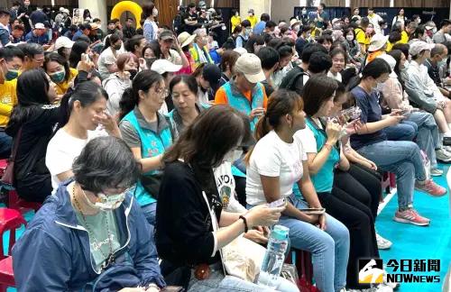 ▲高雄市政府勞工局舉辦五一雄愛健走活動,吸引逾千名各國籍勞工朋友一起健走樂活,並在摸彩助興下,為整個活動掀起高潮。(圖/記者黃守作攝,2025.04.19) ▲高雄市政府勞工局舉辦五一雄愛健走活動,吸引逾千名各國籍勞工朋友一起健走樂活,並在摸彩助興下,為整個活動掀起高潮。(圖/記者黃守作攝,2025.04.19)