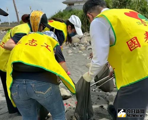 ▲國泰人壽高雄服務中心舉辦旗津海灘淨灘活動,期帶給民眾享受清淨海灘。(圖/記者黃守作攝,2025.04.19) ▲國泰人壽高雄服務中心舉辦旗津海灘淨灘活動,期帶給民眾享受清淨海灘。(圖/記者黃守作攝,2025.04.19)