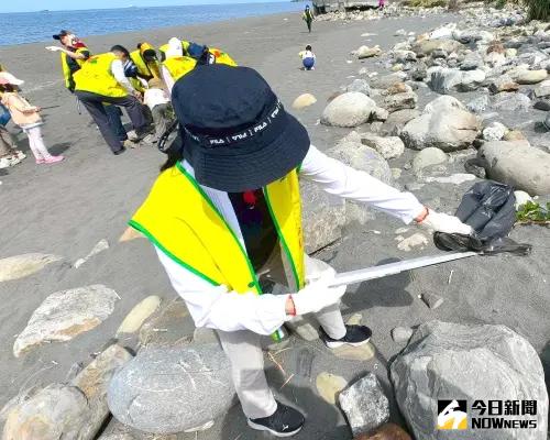 ▲國泰人壽高雄服務中心舉辦旗津海灘淨灘活動。(圖/記者黃守作攝,2025.04.19) ▲國泰人壽高雄服務中心舉辦旗津海灘淨灘活動。(圖/記者黃守作攝,2025.04.19)