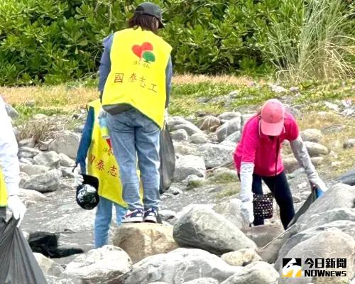 ▲國泰人壽高雄服務中心舉辦旗津海灘淨灘活動,共同維護美麗的海岸。(圖/記者黃守作攝,2025.04.19) ▲國泰人壽高雄服務中心舉辦旗津海灘淨灘活動,共同維護美麗的海岸。(圖/記者黃守作攝,2025.04.19)