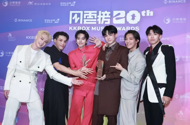 ▲男團Ozone（如圖）今（19）日晚間登上第20屆KKBOX風雲榜，6人6色俐落造型帥氣出場，致敬華語3大天后蔡依林、蕭亞軒及王心凌，帶來〈特務J〉、〈表白〉與〈睫毛彎彎〉，展現剛柔並濟舞力。（圖／讀者提供）